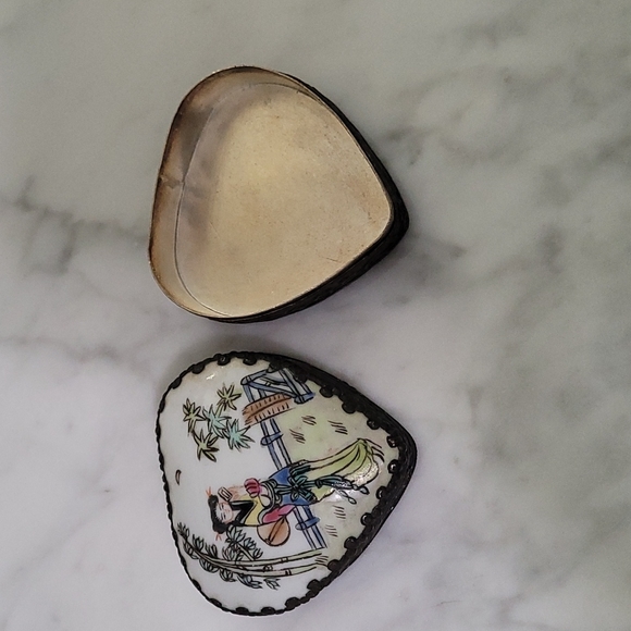 Small heart shaped oriental trinket box - Picture 2 of 7